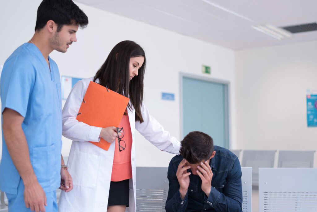 Due medici comunicano una diagnosi a una paziente