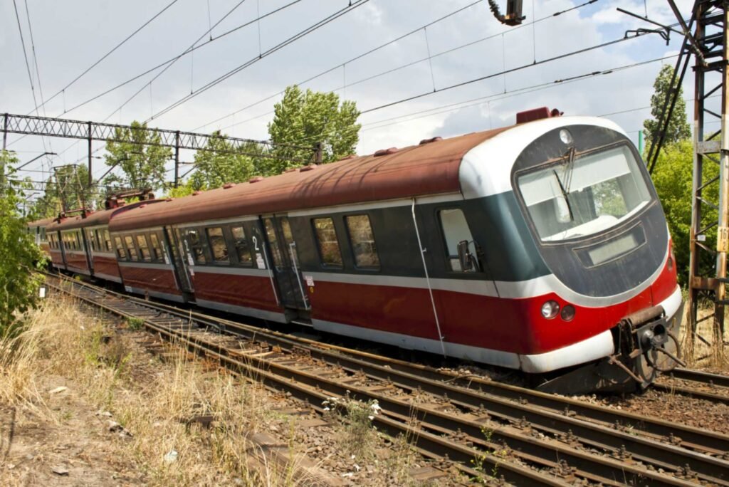 Un treno deragliato, con il carrello anteriore fuori dai binari
