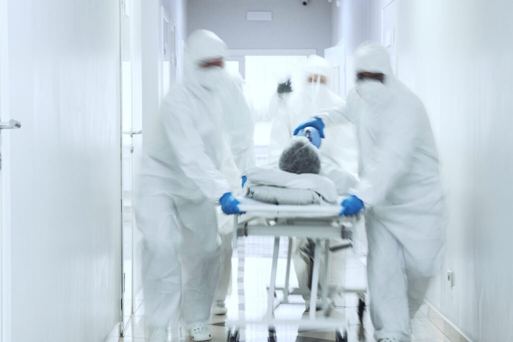 Personale sanitario al lavoro in un reparto di rianimazione