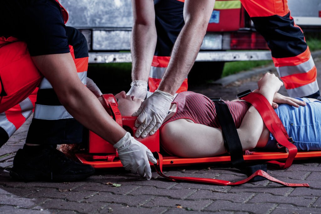 Soccorritori immobilizzano una persona su tavola spinale dopo un incidente